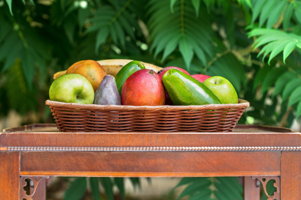 果篮放在木桌上图片下载