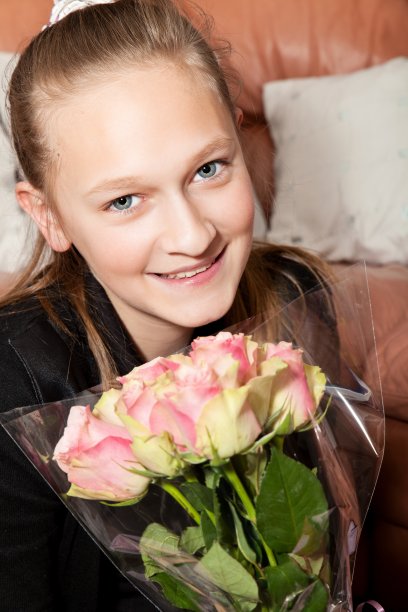 快乐的女孩拿着一束花图片下载