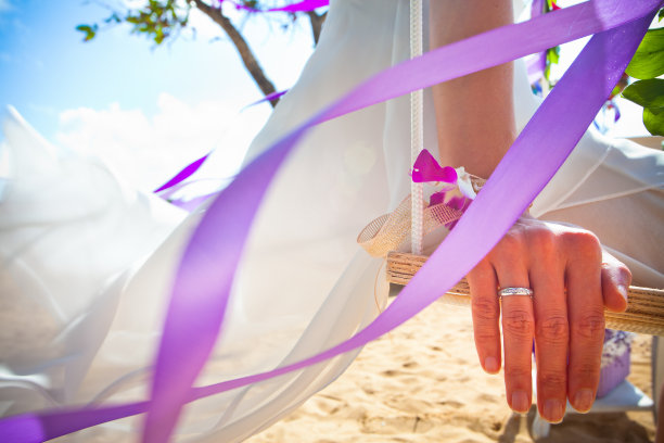 新娘坐秋千的背景图片下载