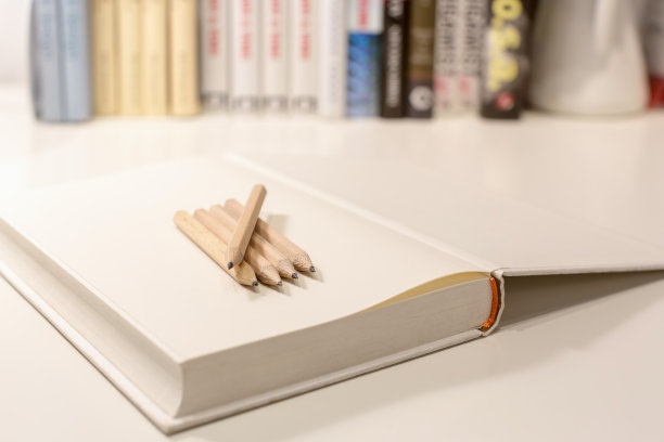 铅笔放在空白的笔记本上图片下载