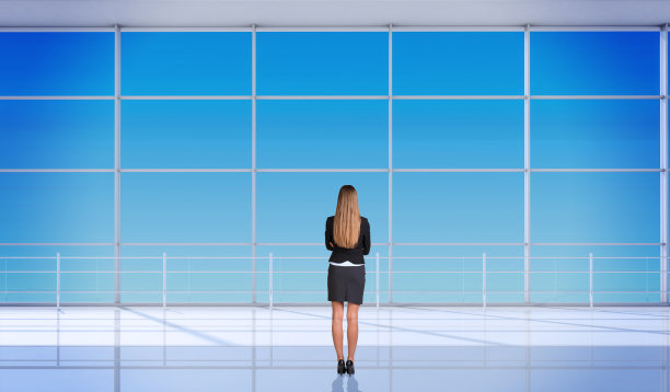 双臂交叉的年轻女商人图片下载