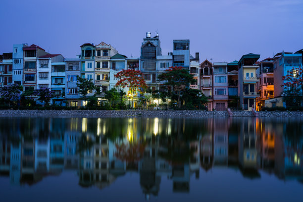 越南河内，暮色中的房子图片下载