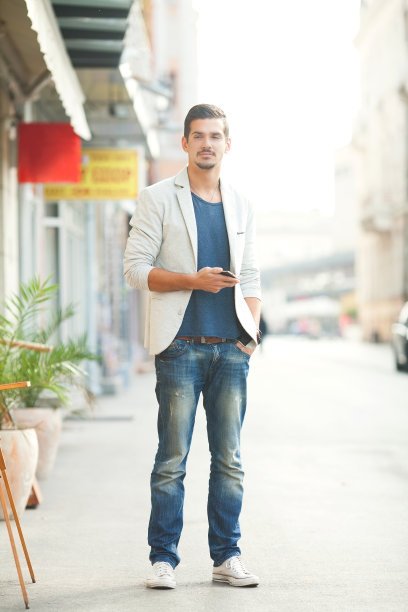 街上有个拿着手机的人图片下载