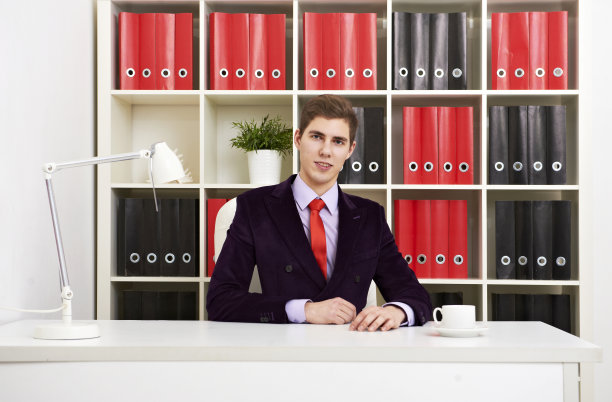 年轻的商人在明亮的办公室图片下载