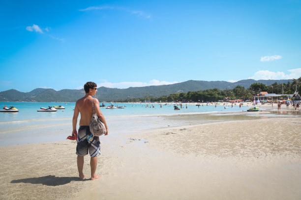 海滩上的年轻人图片下载