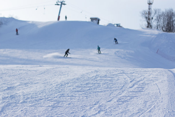 冬天的滑雪假期。滑雪和滑板滑雪图片下载