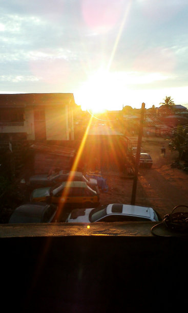 非洲尼日利亚一个老城的日落。图片下载