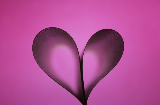 渐变背景上的心脏图片下载