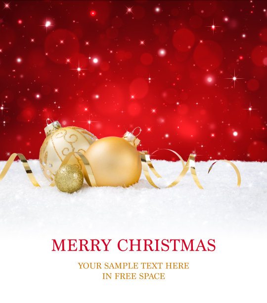 红色背景下的雪上的金色小玩意儿图片下载