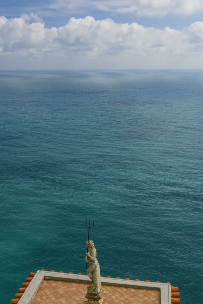 站在海边的女人图片下载
