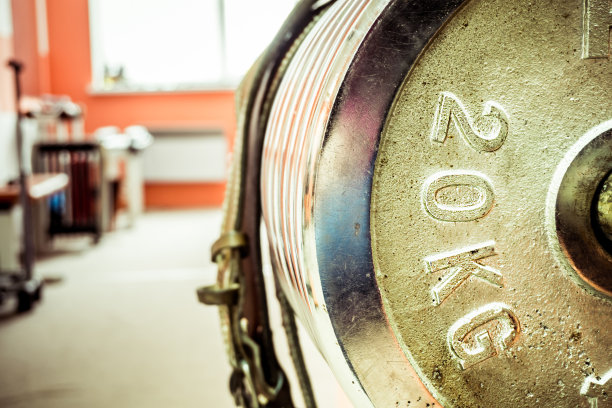 健身房内部配备设备图片下载