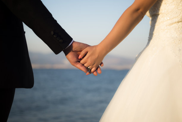 婚姻牵手。图片下载