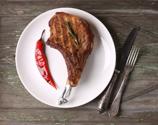 三分熟的肋排在烤架上烤到完美图片下载