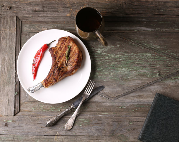 三分熟的肋排在烤架上烤到完美图片下载