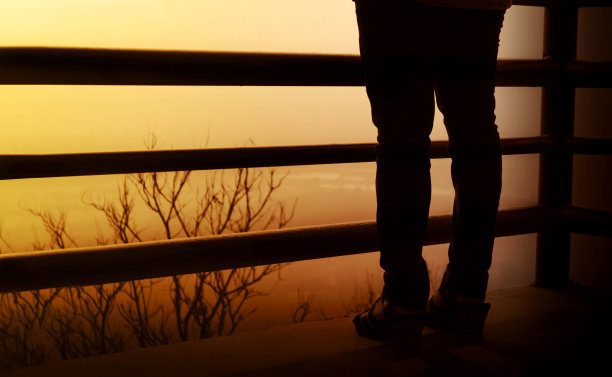 阳台和高地上女人腿的背面图片下载