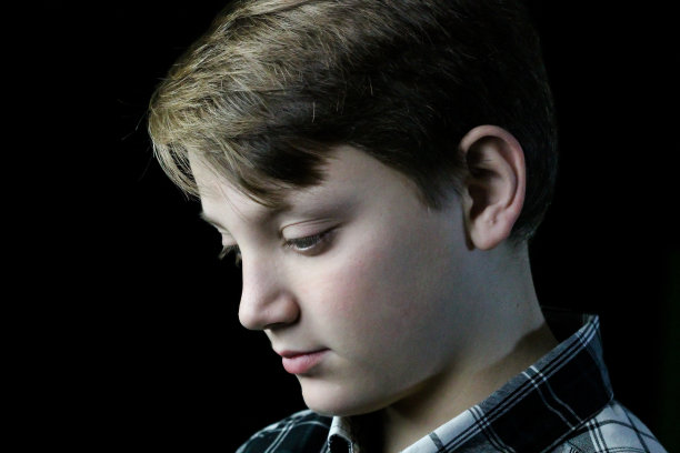 男孩侧面图片下载