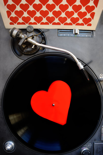 带着心的情人节和黑胶唱片图片下载