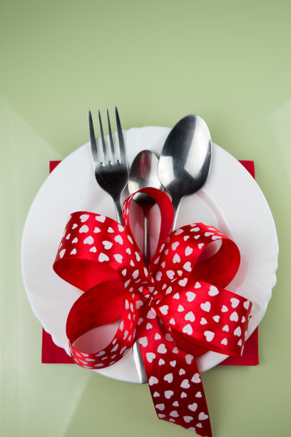 用红丝带和心形装饰的情人节餐桌图片下载
