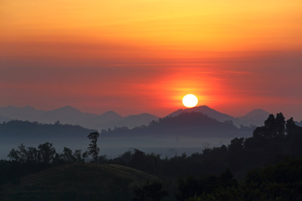 日出景观与雾图片下载
