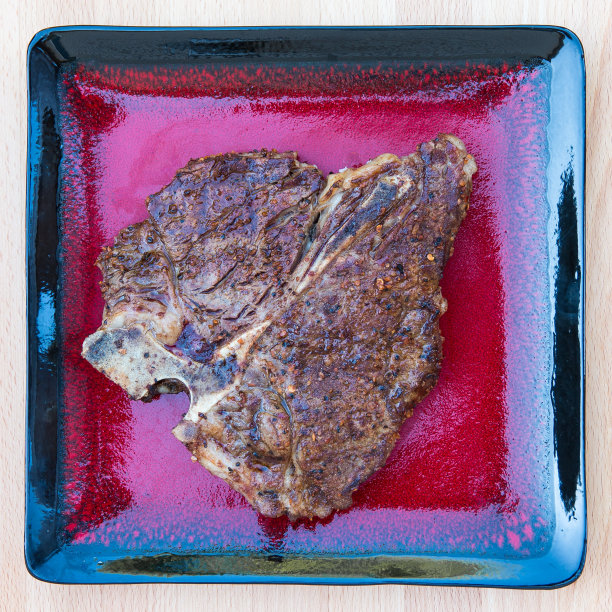 烤t骨牛排配调味料图片下载