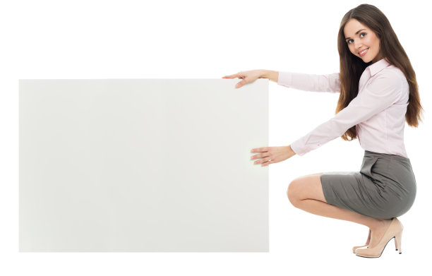 女人蹲着，举着空白的手势图片下载