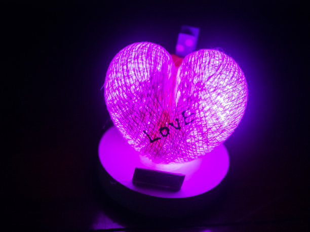 心形灯笼是一个不错的情人节礼物。图片下载