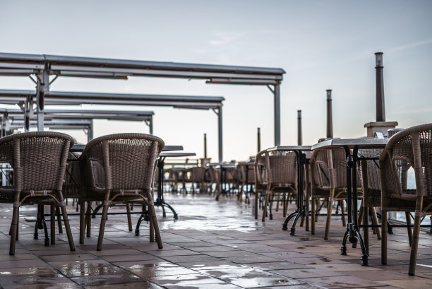 空旷的餐厅露台在夏天雨后湿漉漉的图片下载