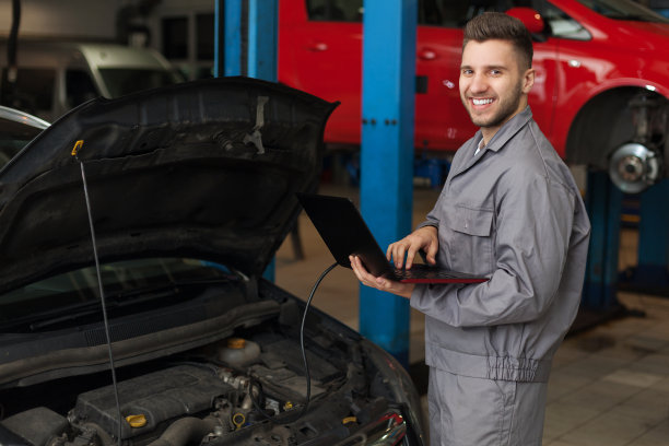 汽车修理工正在检查引擎图片下载