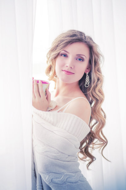 那个穿着白色夹克拿着奖杯的女孩图片下载