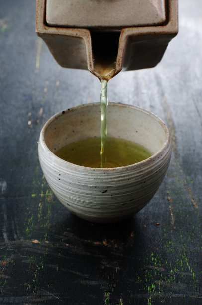 将绿茶倒入碗中图片下载