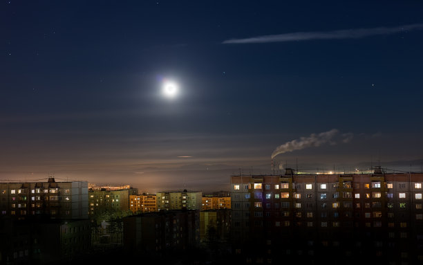 满月的夜晚城市景观图片下载
