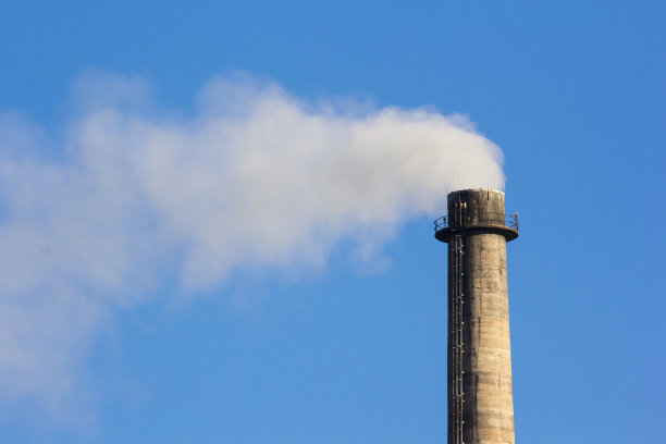 蓝天上的工业烟囱图片下载