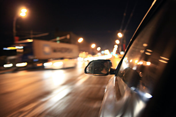 背景模糊了夜晚交通堵塞交通速度图片下载