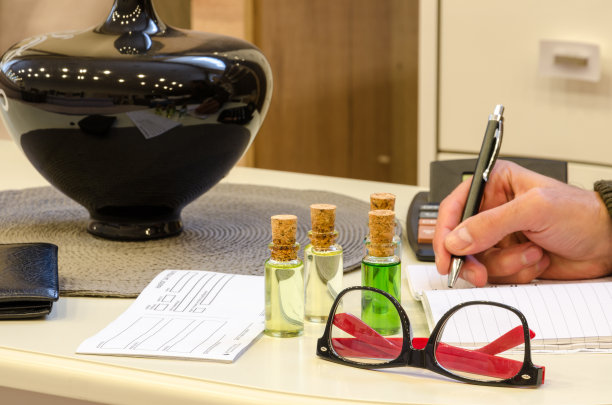 账目在桌子上图片下载