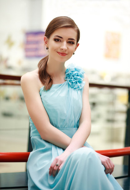 穿着蓝色长裙的漂亮年轻女子图片下载