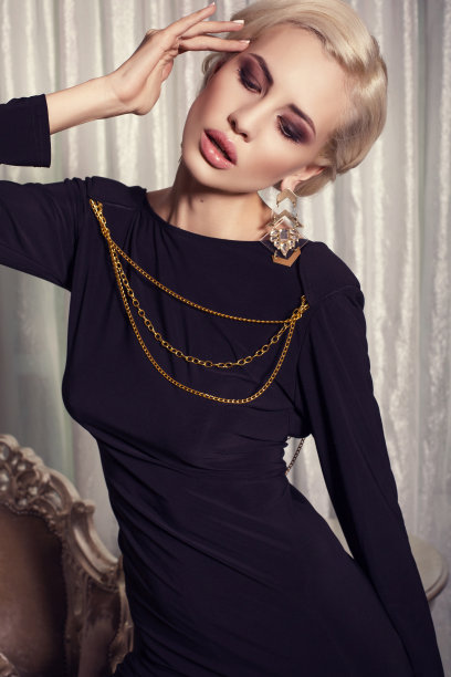 穿着优雅黑色礼服的迷人金发女人图片下载