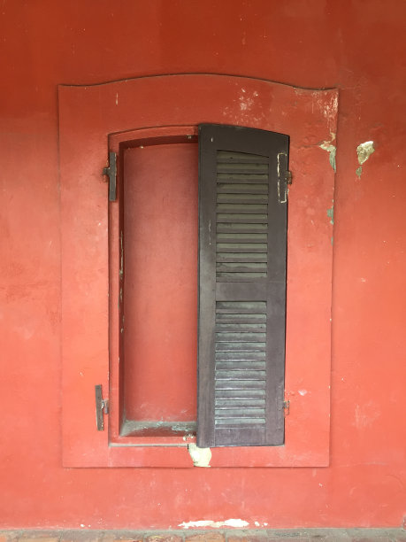 红墙上的窗户图片下载