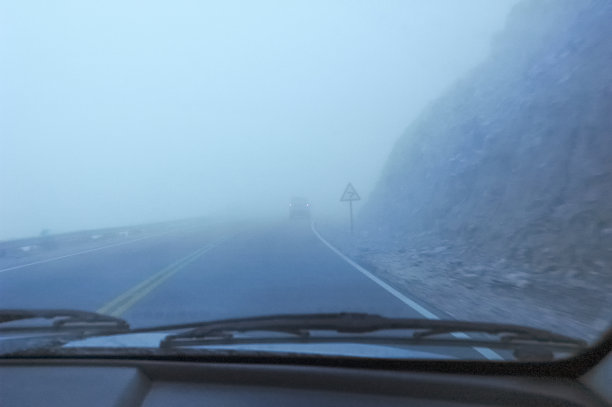 一条危险道路的内景图片下载