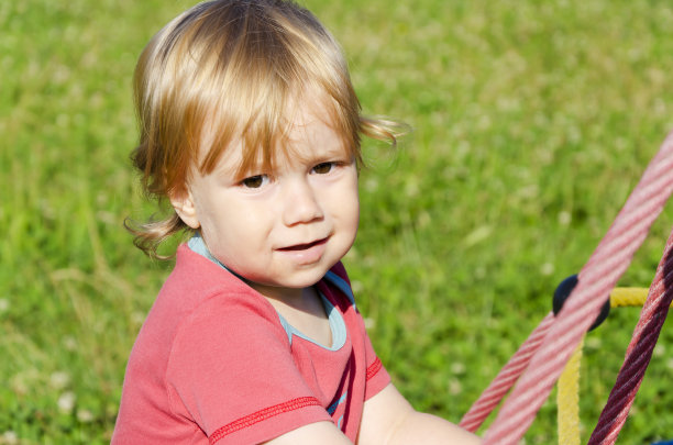 一个孩子在户外的肖像图片下载