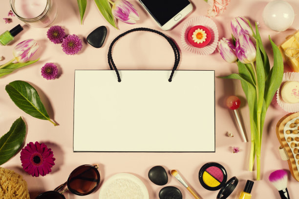 创造性的美丽女性安排鲜花和化妆品图片下载