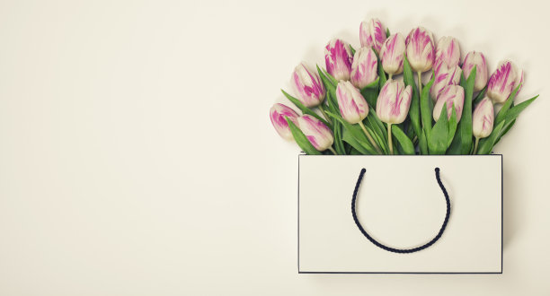 购物袋里的郁金香图片下载