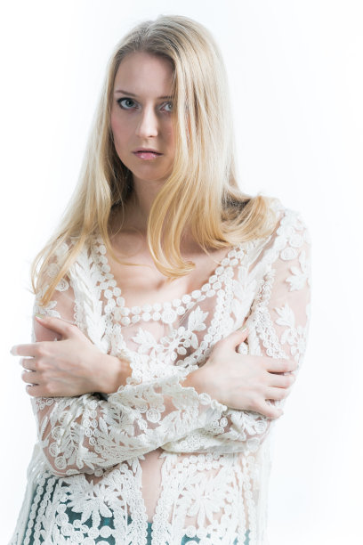 美丽的俄罗斯金发女孩在一个白色的背景半透明图片下载