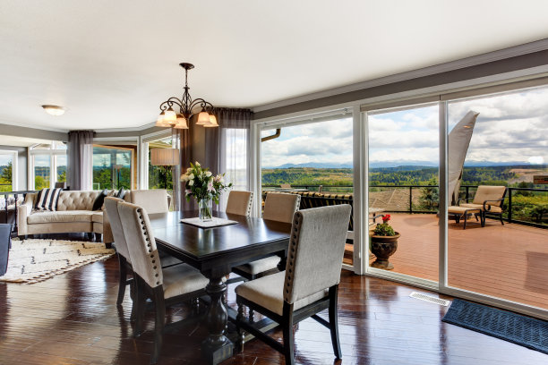 优雅的餐厅区与走出甲板在豪华的房子图片下载