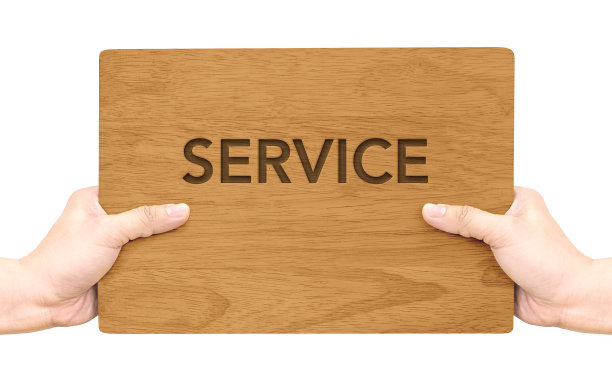 手拿着深棕色的木招牌图片下载