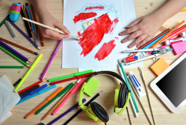 画着画的女孩的手图片下载