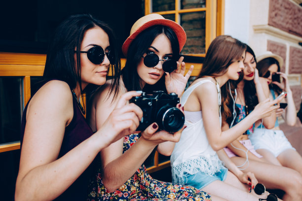 两个年轻漂亮的图片下载