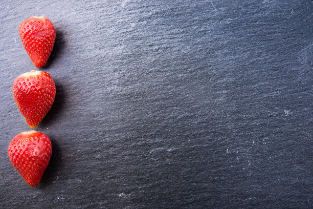 石板上的草莓图片下载