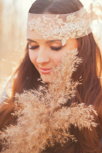有芦苇的年轻女子图片下载