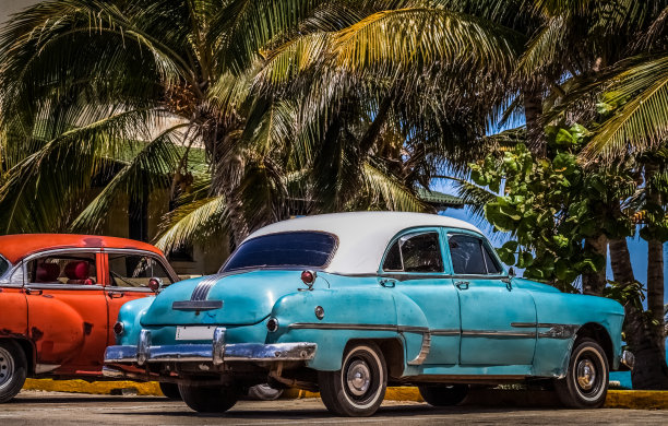 古巴巴拉德罗海滩附近的两辆老爷车图片下载