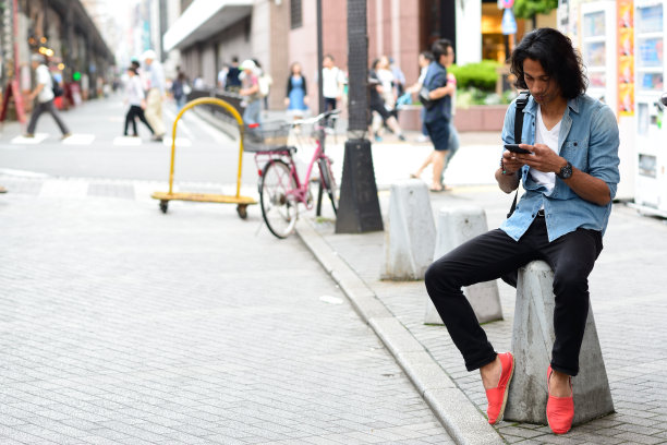 年轻人使用智能手机图片下载